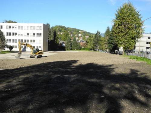 Das altehrwürdige Schulgebäude in Feldkirch ist nicht mehr. Jetzt wird die Freifläche begrünt. Foto: sm