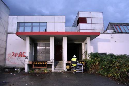 Der 14-Jährige trat auf dem Dach auf eine Glaskuppel und stürzte in die Tiefe. Fotos: vol.at/sturn