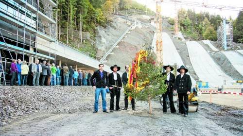 Der Baum steht, das Schanzenzentrum in Tschagguns feierte sein Richtfest. Foto: oliver lerch