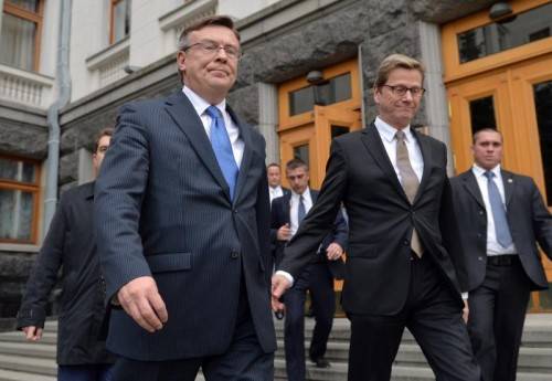 Die Außenminister Leonid Koschara (Ukraine) und Guido Westerwelle (Deutschland) verhandeln über das Assoziierungsabkommen. Foto: EPA
