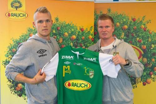 Die Austria-Kicker Dominik Pürcher (l.) und Christopher Knett präsentieren das Cup-Trikot. Foto: Steurer