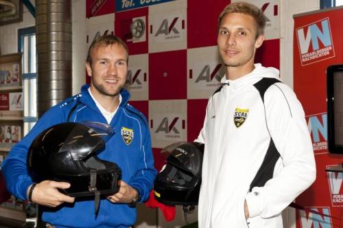 Die beiden Altach-Fußballer Daniel Seeger und Philipp Netzer (v. l.) stellten sich gerne in den Dienst der guten Sache.