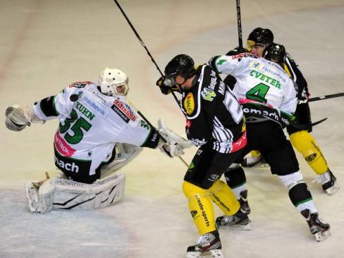 Die Bulldogs-Stürmer Graham Mink (l.) und Chris D’Alvise (r.) erkämpften sich mit Dornbirn zwei wichtige Punkte auf Laibacher Eis. Foto: GEPA