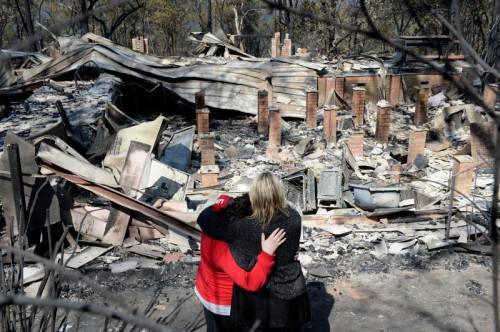 Die Lage im Hinterland von Sydney hat sich dramatisch zugespitzt. Bisher sind mehr als 200 Gebäude niedergebrannt. Foto: epa
