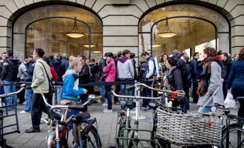 Die Menschen standen zuletzt vor allem wegen dem iPhone 5S vor den Apple-Stores Schlange. Foto: EPA
