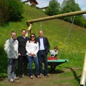 Neue Schaukel auf Spielplatz in Bartholomäberg