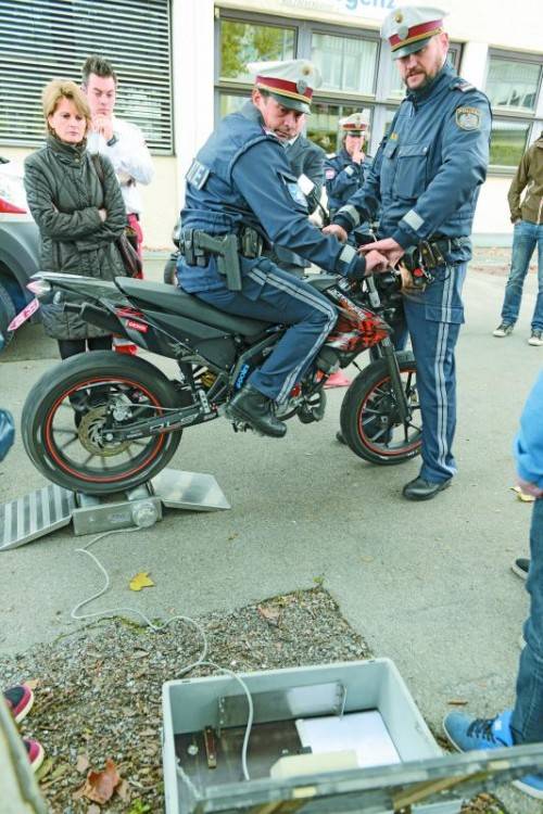 Die Polizisten zeigten den Schüler was die „Geschwindigkeitsprüfrolle“ alles kann und erläuterten die Risiken des Tunings. Fotos: vn/stiplovsek