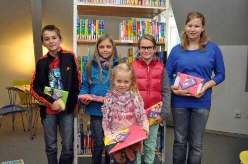 Die stolzen Gewinner der Sommerleseaktion: Sigmund Partell, Leonie Fußenegger, Antonia Alge, Marion Klien und Manata Handle. Foto: lcf