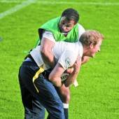 Prinz Harry mit Körpereinsatz beim Rugby