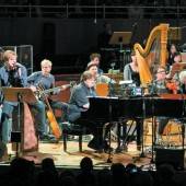 „Die Toten Hosen“ erinnern gemeinsam mit einem Sinfonieorchester an den Nazi-Terror