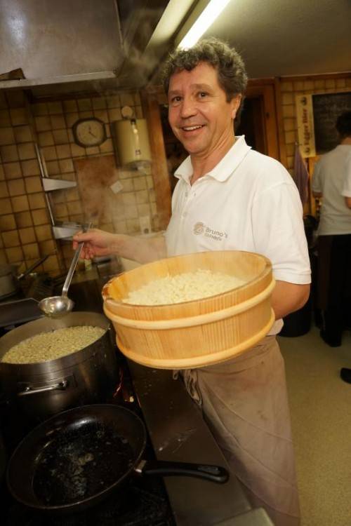 Ein Mann und seine berühmten Käsknöpfle: Heute, Freitag, wird Bruno Ratz ein letztes Mal den Kochlöffel schwingen – zumindest im Gasthaus Egender.