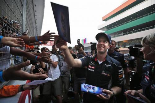 Fan-Ansturm in Noida. Die Autogramme des zweifachen Indien-Siegers Sebastian Vettel sind begehrt. Foto: ap