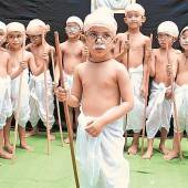 Indische Kinder feiern ihren Volkshelden Mahatma Gandhi