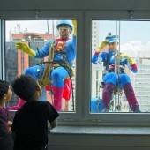 Superman putzt Fenster