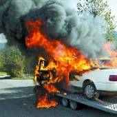 Auto ging bei Raststätte in Flammen auf