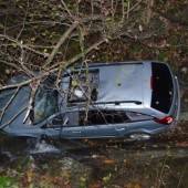 Kinder stürzten mit Auto in Tobel