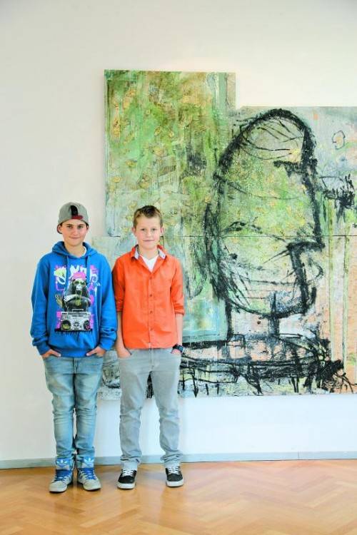 Fridolin Tagwerker und Lirim Hasani aus Feldkirch haben sich eine Arbeit von Harald Gfader ausgesucht. Foto: AG