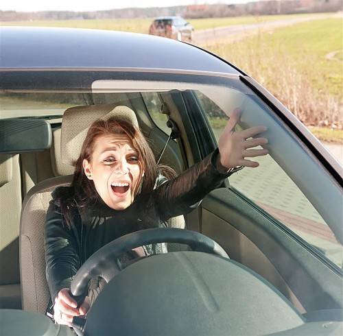 genervte autofahrerin annoyed young woman in the car