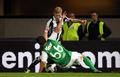 Immer einen Schritt schneller und um eine Lösung flinker: Sturms Florian Kainz und Co. ließen Emanuel Sakic (vorne) und dessen Kollegen oft ins Leere rutschen. Foto: gepa