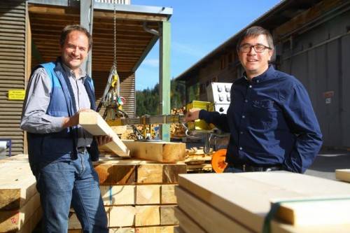 Joachim (l.) und Ignaz Erhart führen den Familienbetrieb gemeinsam. Der Vorteil daran ist die Flexibilität: „Wenn wir heute etwas entscheiden, können wir morgen bereits loslegen.“ Fotos: vn/Hofmeister