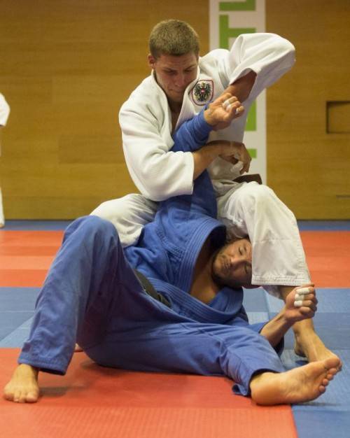 Laurin Böhler (weißer Anzug) ist auf dem besten Weg, sich als erster Ländle-Judoka für Olympische Spiele zu qualifizieren. Foto: steurer