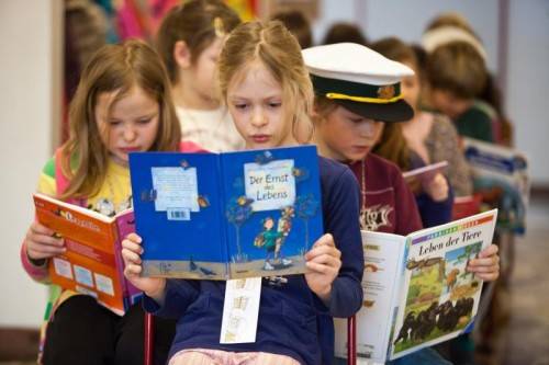 Lesen ist Abenteuer im Kopf: Die Volksschüler in Alberschwende-Fischbach verreisten im März 2013 kurzerhand mit einem imaginären Wäldarbähnle. Foto: VN/Steurer