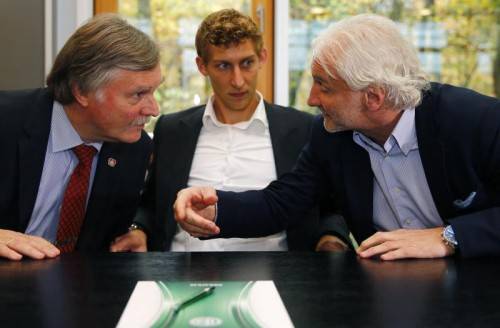 Leverkusen-Stürmer Stefan Kießling (M.) mit Sportdirektor Rudi Völler (r.) und Klub-Anwalt Michael Schade. Foto: Reuters