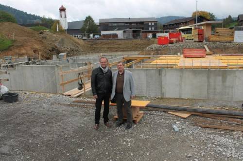 Lokalaugenschein auf der Baustelle in Krumbach mit Erich Mayer und Günter Morscher (l.). Foto: Strauss