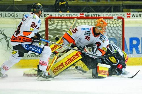 Luciano Aquino ist bei Graz-Goalie Dany Sabourin untergetaucht – im Heimspiel war der Dornbirn-Topscorer mit zwei Toren der Matchwinner. Foto: gepa
