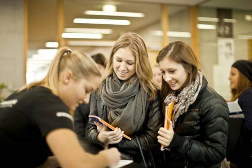 Maturanten erhalten Einblicke in das jeweilige Studienangebot und zu den einzelnen Studienrichtungen. FHV
