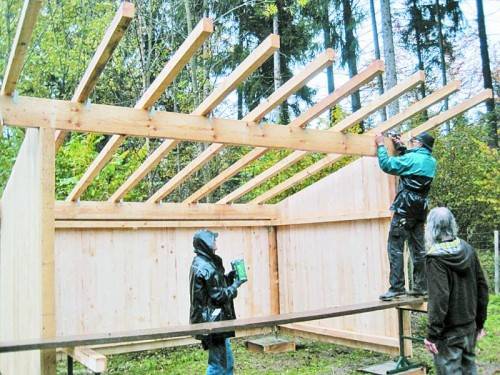 Menschen mit und ohne Behinderung stellten am Sunnahof Tufers Unterstände für die Schafe auf.