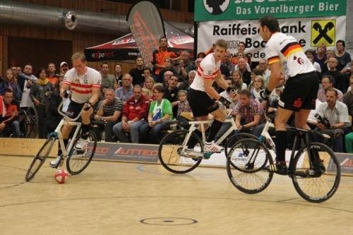 Nach einem 6:3-Sieg im Gruppenspiel mussten sich Florian Fischer (l.) und Simon König (r.) im Finale gegen Jens Krichbaum/Marco Rossmann mit 2:3 geschlagen geben. Foto: schwämmle