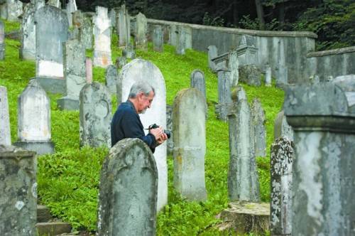 Martin Karplus (83) bei seinem Besuch auf dem Jüdischen Friedhof in Hohenems. Der Chemienobelpreisträger musste 1938 vor den Nazis aus Wien fliehen. Foto: BiTschnau