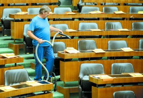 Parlament: Letzte Vorbereitungen auf die heutige Sitzung. Karlheinz Kopf soll zum Zweiten Nationalratspräsidenten gewählt werden. Foto: APA