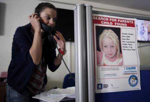 Rund 8000 telefonische Anfragen hat die Hilfsorganisation, in deren Obhut sich das kleine Mädchen befindet, bereits bekommen. Foto: AP