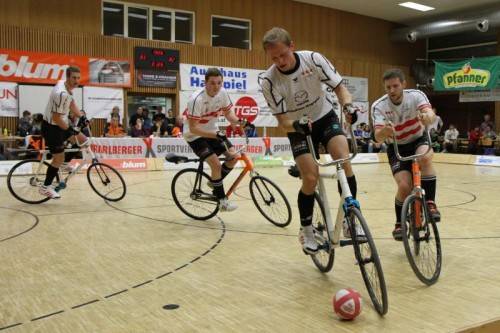 Simon König/Florian Fischer holten sich den Meistertitel, Patrick Schnetzer/Markus Bröll (rot-weiß-rote Trikots) fahren zur WM. Foto: schwämmle
