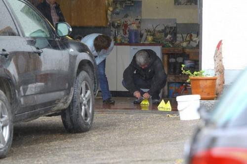 Spurensicherung: In der Garage sollen die tödlichen Schüsse gefallen sein. Foto: vn/hofmeister
