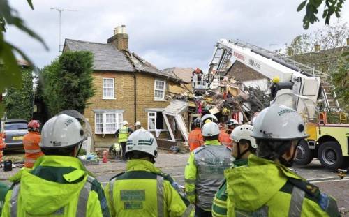 Umgestürzte Bäume zerstörten auch in Großbritannien zahlreiche Häuser. Foto: REUTERS, ePA