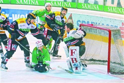Umkämpftes Derby in Feldkirch – VEU-Torhüter Bernhard Bock hatte gegen den EHC Bregenzerwald alle Hände voll zu tun. Foto: paulitsch