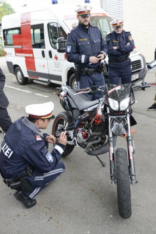 Am Freitag musste die Polizei beim Herausfischen von „frisierten“ Mopeds ganze Arbeit leisten.