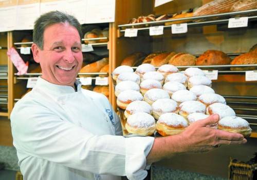 Wie die Krapfen in Handarbeit hergestellt werden, zeigt Josef Künz am Nationalfeiertag. Foto: vn/pAULITSCH