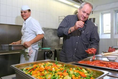 Wie machen es die Meister? Am Chef’s Table sind Vorarlberger Spitzenköche zugange. U. a. Dieter Koschina.  Foto:VN/Hofmeister