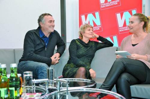 „Wir müssen wieder lernen, zutiefst Mensch zu sein, uns auf Veränderungsprozesse einzulassen. Das macht Angst und braucht Mut.“ Christian Hörl und Marielle Manahl mit VN-CR Verena Daum-Kuzmanovic. Foto: VN/toh
