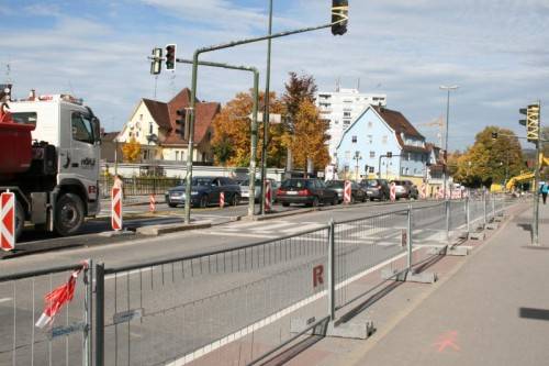 Zwei Fahrspuren der Sägerbrücke sind derzeit gesperrt. Der Verkehr staut sich. Foto: ha