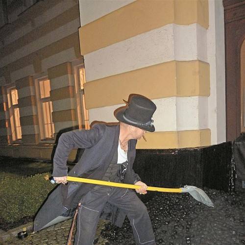 „Alles dreht sich nur um Kohle“, stellte Künstler Flatz gestern Abend zur Eröffnung der Messe ArtDesign in Feldkirch in den Raum. Foto: VN/CD