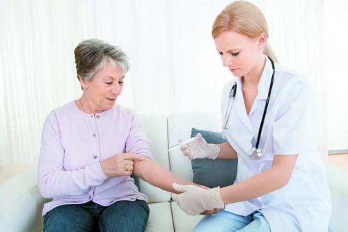 Ab einem Alter von 50 Jahren wird das Immunsystem „vergesslich“ – da muss besonders auf den Impfschutz geachtet werden.