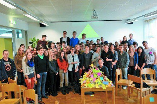 Alan AtKissons anschauliches Pyramidenspiel zum Thema „Nachhaltigkeit“ begeisterte die Schülerinnen und Schüler des BG Lustenau. Foto: Ulrike Fenkart