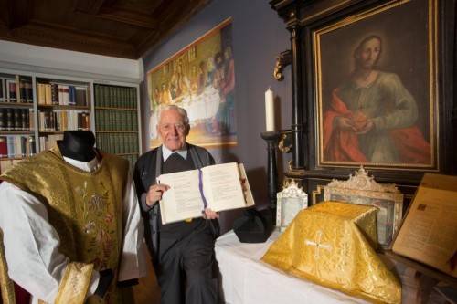 Alt und neu: Eugen Giselbrecht in der Szenerie eines Hausaltars für die lateinische Messe. Das deutsche Messbuch ist ihm freilich lieber.  Foto: VN/Hartinger