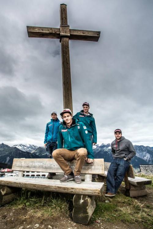 Auf den Berggipfeln oberhalb des Montafoner Tales fühlen sich Lukas Mathies, Alessandro „Izzi“ Hämmerle, Michael „Gino“ Hämmerle und Markus Schairer (von links) wohl. Foto: Steurer