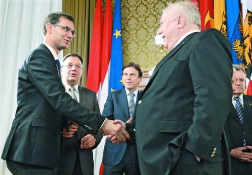 Auf der Landeshauptleutekonferenz im Wiener Rathaus: Gastgeber Häupl (r.) begrüßt Wallner. Foto: APA